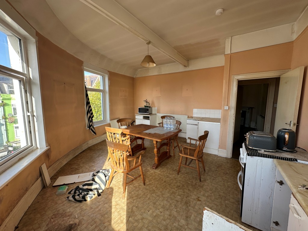 Lot: 66 - FREEHOLD MIXED USE INVESTMENT - Flat 2 Kitchen